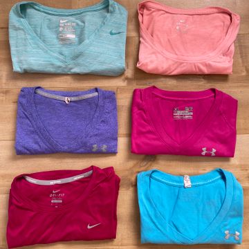 Nike et Under Armour - Tops & T-shirts (Blue, Purple, Pink)