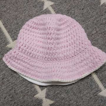 Aritzia  - Hats (White, Pink)