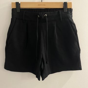 Jacqueline The Yong - High-waisted shorts (Black)