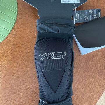 Oakley  - Protection & Padding (Black)