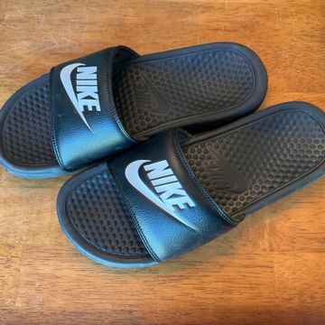 Nike  - Flat sandals (Black)