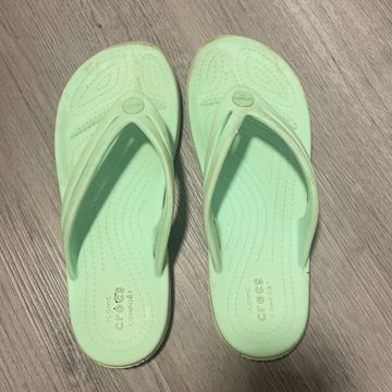 Crocs - Sandales plates (Vert)