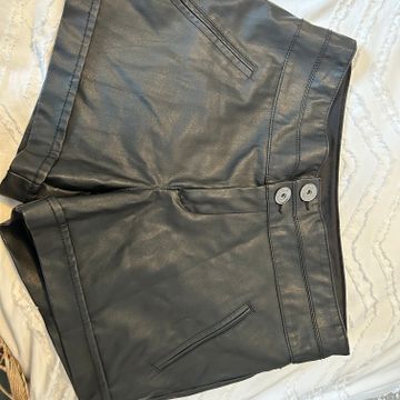 Dynamite - Shorts en cuir (Noir)