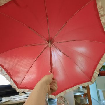 Inconnu - Umbrellas (Red)