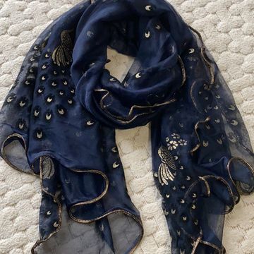 Unknown  - Large scarves & shawls