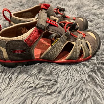 KEEN - Sandals & Flip-flops (Red, Grey)