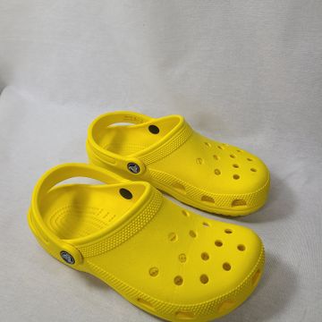 Crocs - Flat sandals (Yellow)