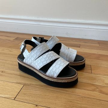 L’intervalle - Flat sandals (White, Black)