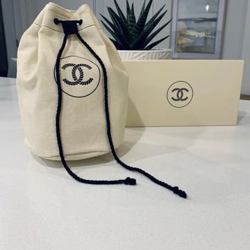 Chanel - Make-up bags (Black, Beige)