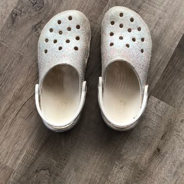 Crocs - Sandals & Flip flops (White, Beige)