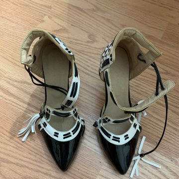 N/A - High heels (White, Black)