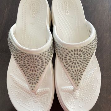 Crocs - Sandales plates (Blanc)