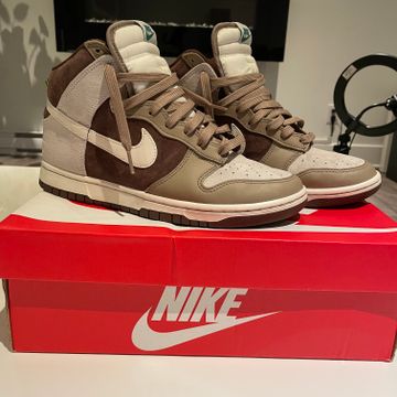 Nike - Sneakers (White, Brown, Beige)