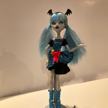 Poupée Monster High Ghoulia Yelps Mattel bleu rouge