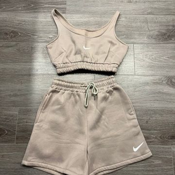 Nike - Shorts taille haute (Beige)