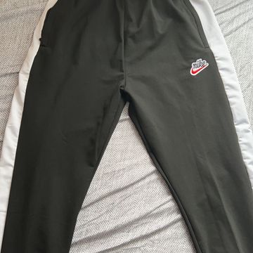 Nike  - Joggers & Sweatpants (White, Black)