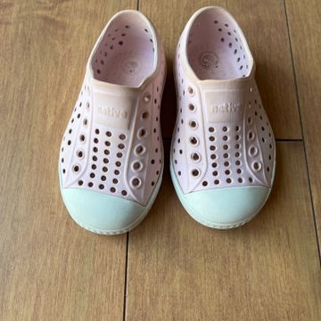 Native  - Water shoes (White, Pink)