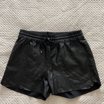 Évolution - Shorts en cuir (Noir)