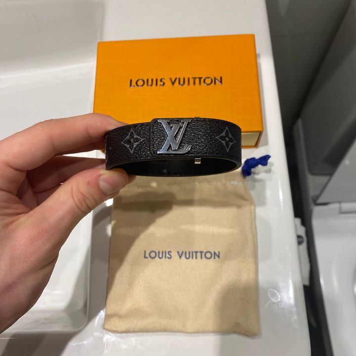 LOUIS VUITTON SLIM BRACELET . 