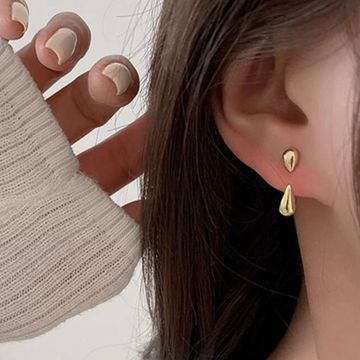 . - Earrings (Gold)