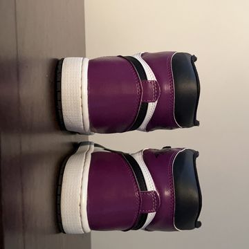 Nike - Sneakers (White, Black, Purple)