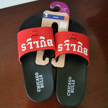 nba - Flat sandals (Black, Red)