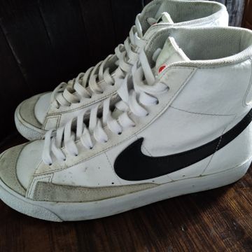 Nike - Sneakers (White, Black, Beige)