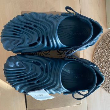 CROCS - Sandales plates (Bleu)
