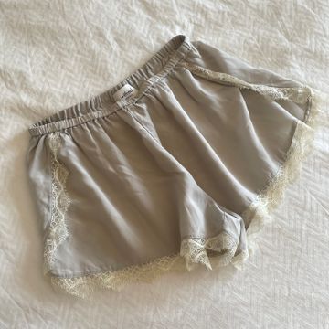 Aritzia - Shorts en dentelle (Blanc, Gris)