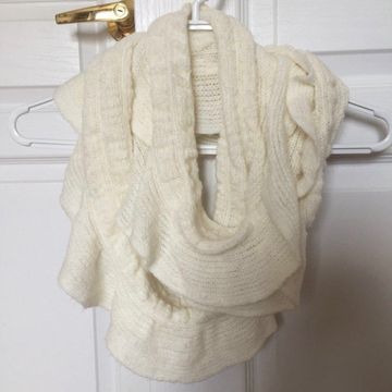N/A - Knitted scarves (White, Beige)