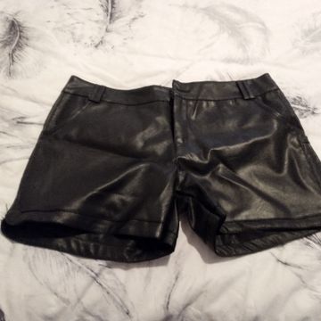 A - Shorts en cuir (Noir)
