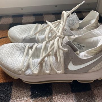 Nike - Indoor training (White, Grey, Silver)