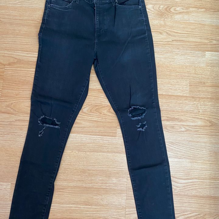 Black ripped clearance skinny jeans levis