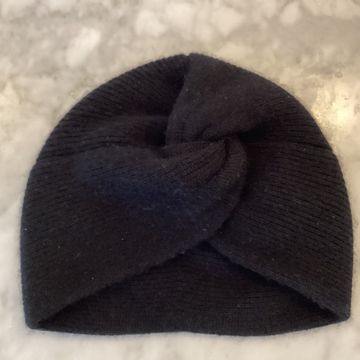 Aritzia  - Winter hats (Black)