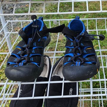 Keen - Sandals & Flip-flops (Black, Blue)