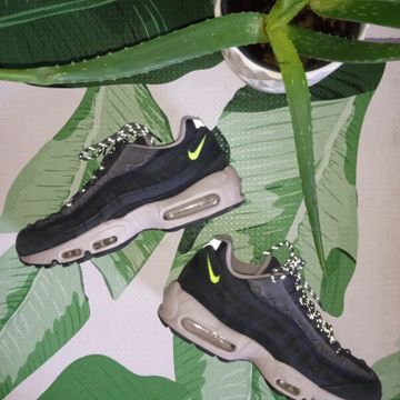 Nike - Sneakers (Black, Grey, Silver, Neon)