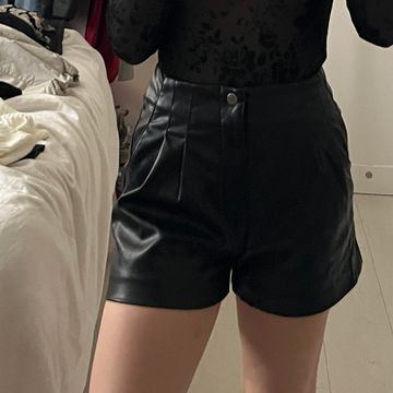 H&M - Leather shorts (Black)