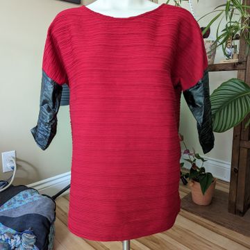 Pu de marque  - 3/4 sleeve tops (Black, Red)