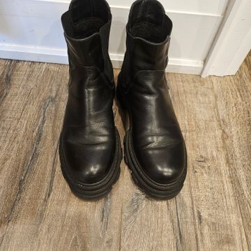 Unknown (worn off) - Chelsea boots