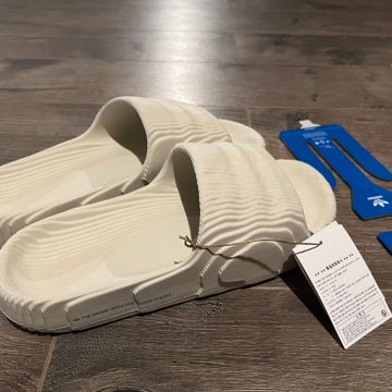 Adidas - Pantoufles et gougounes (Blanc, Beige)