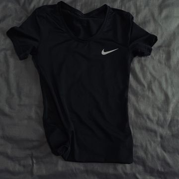 Nike  - Tops & T-shirts (Black)