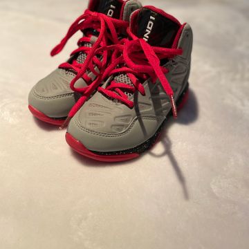 AND1 - Chaussures de sport (Noir, Rouge, Gris)